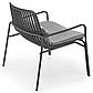 Чорне крісло з поліпропілену для дачі Melby з подушкою сірого кольору на металевих ніжках, фото 3