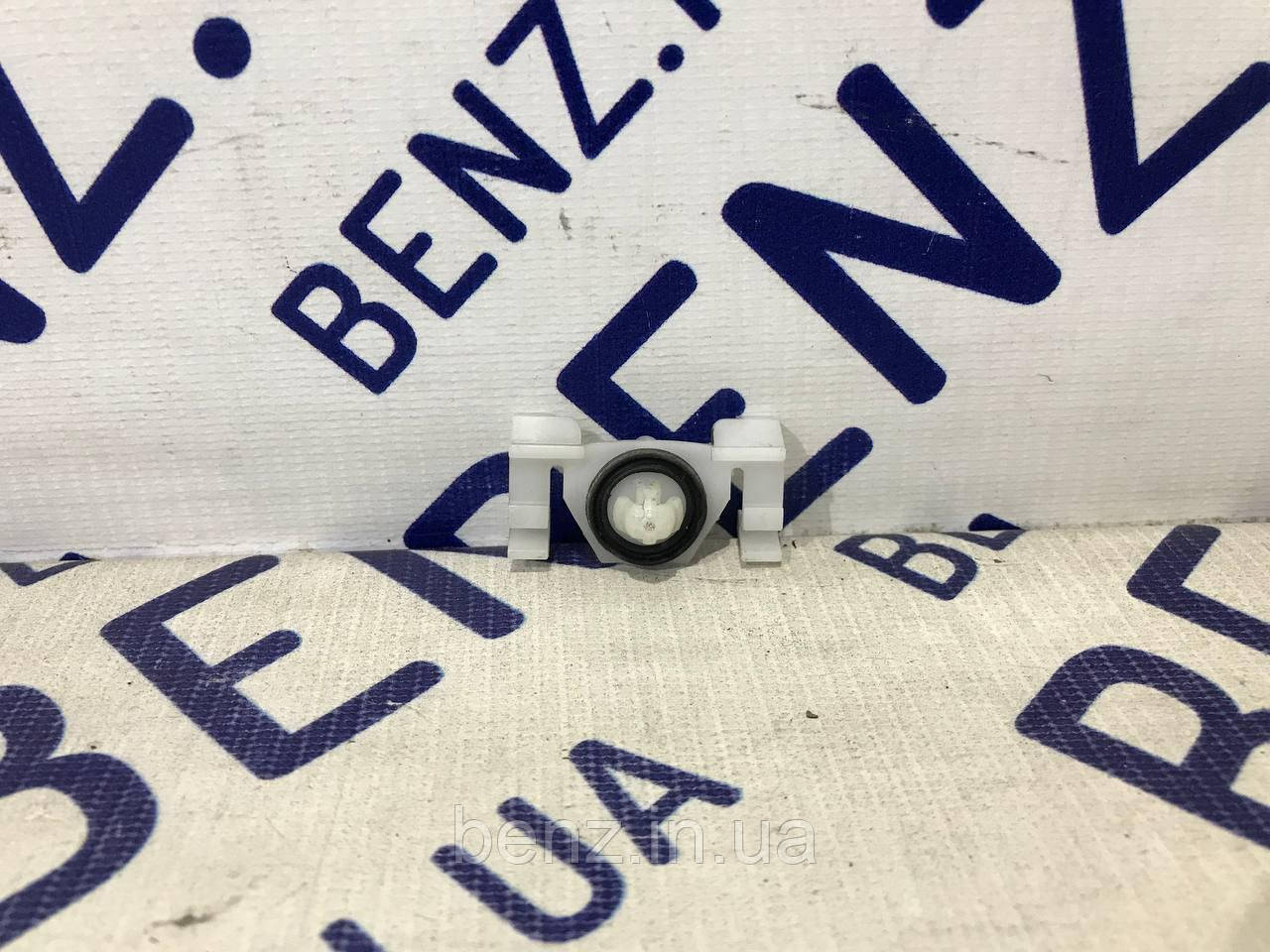 Кліпса кріплення порогу Mercedes W221, W211 A2119880578
