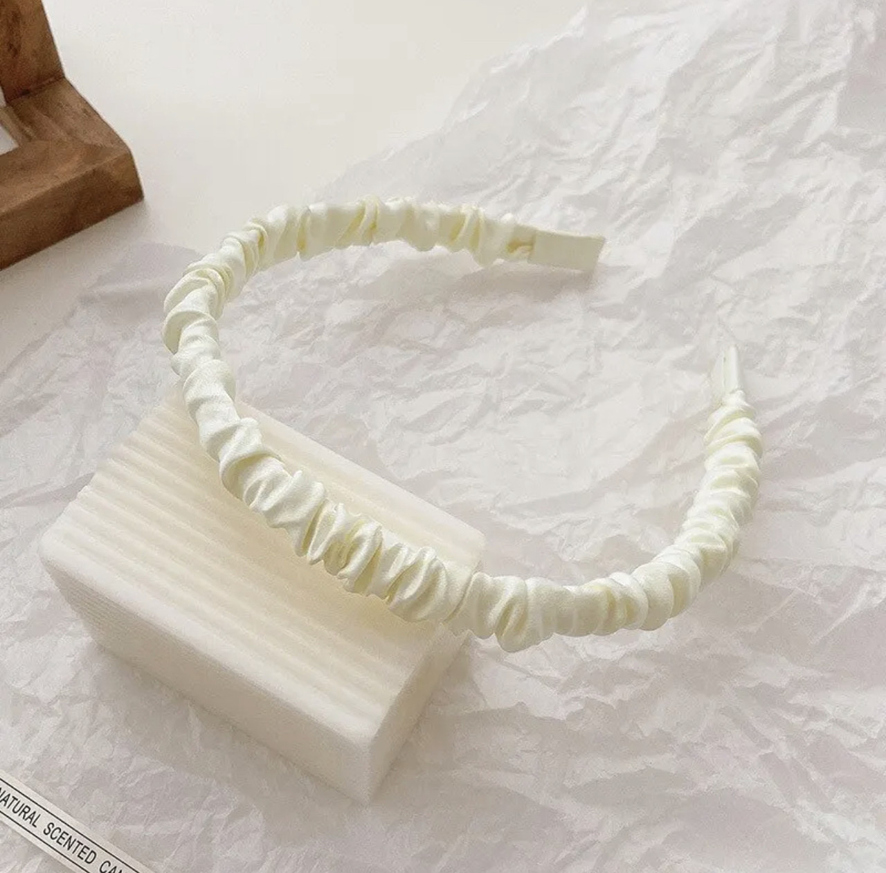 Атласний обруч на голову, плісирований білий обруч, ободок на голову