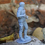 Статуетка колекційна Військовий ЗСУ з АКМС фігурка з фотополімеру, антикваріат, декоративна для інтер'єру, ручна робота, фото 4