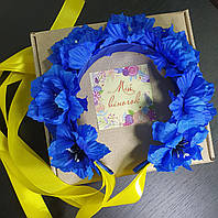 Обідок-віночок на голову двох сторонній з синіми квітами та атласними жовтими стрічками (у коробці для зберігання)