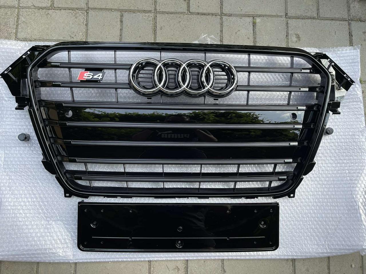 Решітка радіатора Audi A4 B8 (11-15) рестайл стиль S4 (чорний глянц)