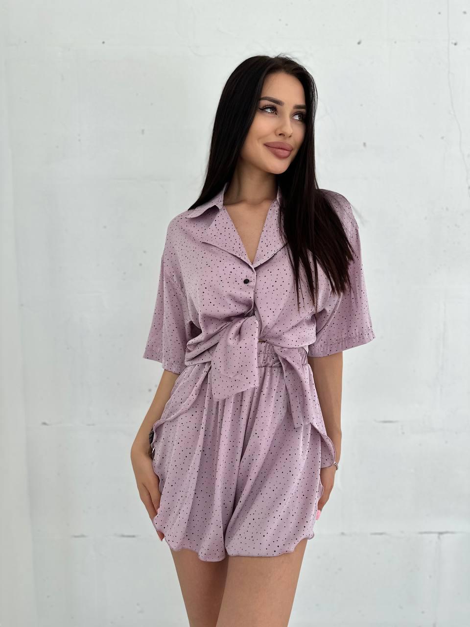 Жіночий шовковий костюм сорочка на ґудзиках і шорти з розрізами в горошок Ds5611