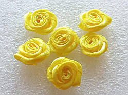 Троянди декоративні з атласних стрічок. Колір - жовтий. Розмір 15 мм, №7