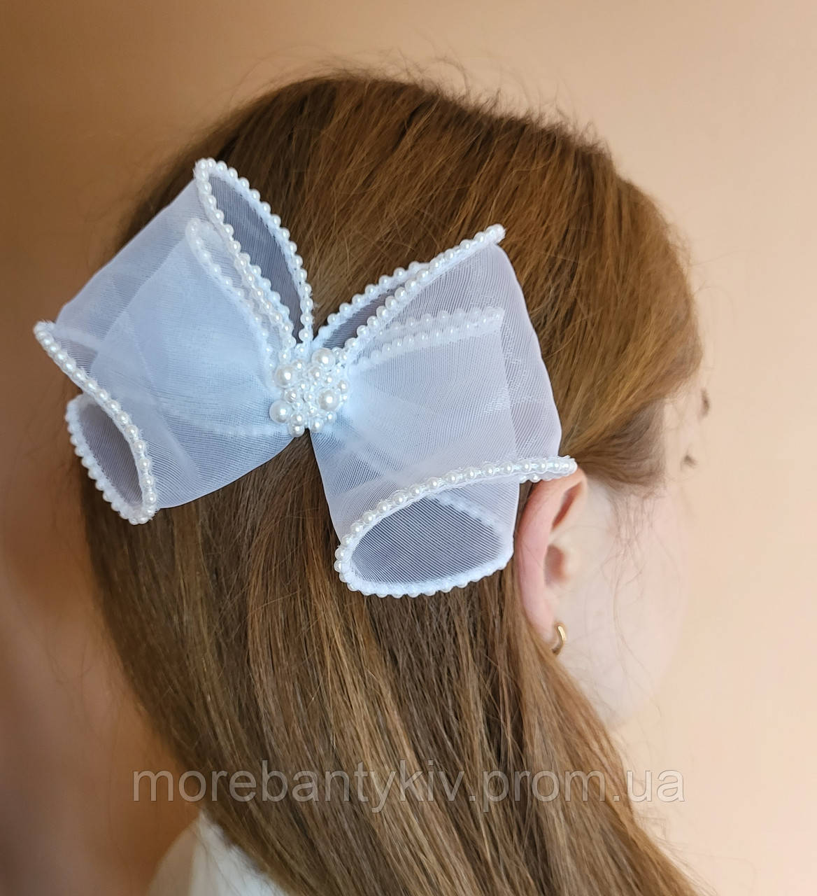 Купить Большой белый бант из органзы с бусинками и жемчужинами на ...