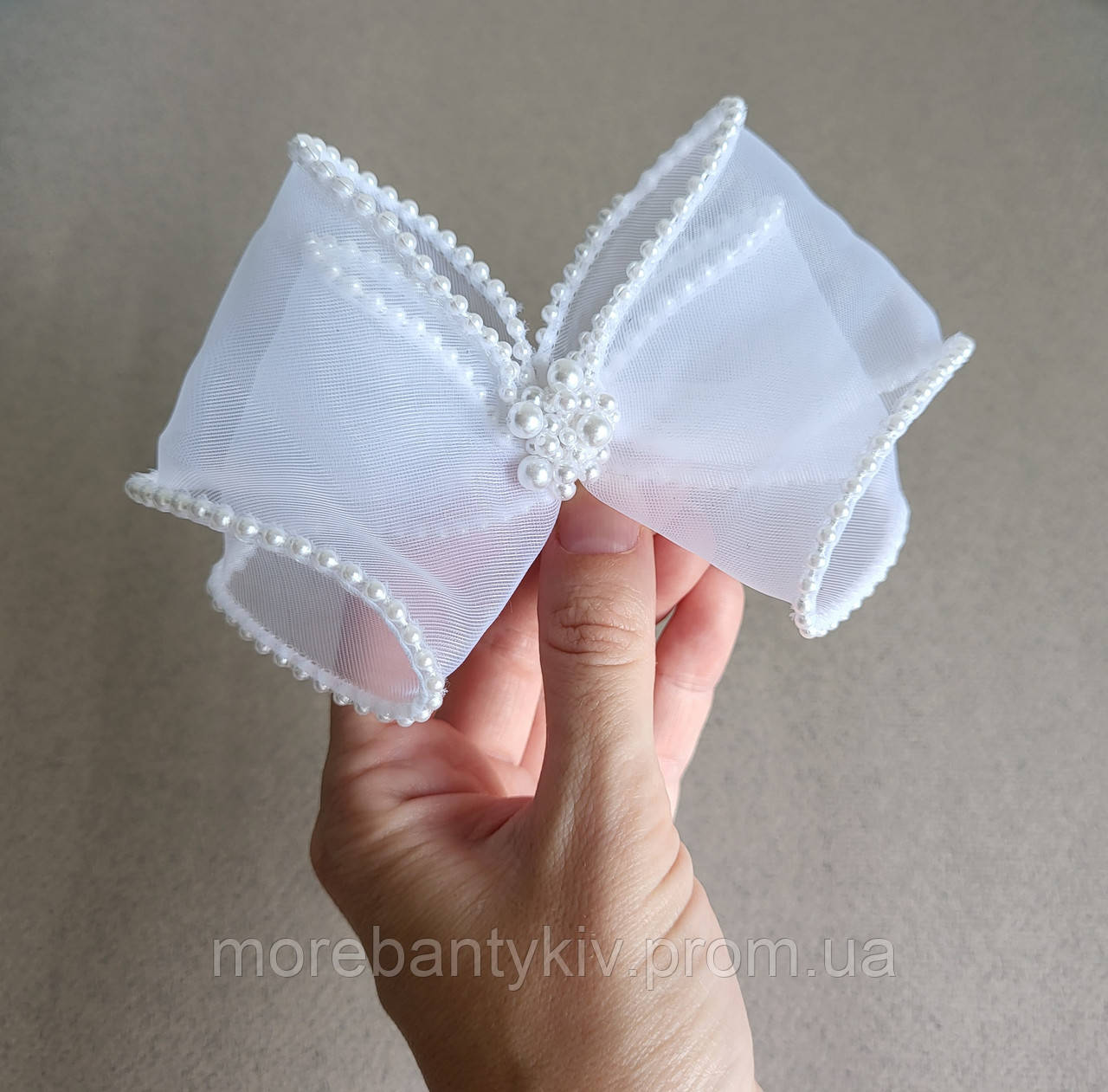 Купить Большой белый бант из органзы с бусинками и жемчужинами на ...