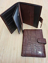 Вертикальний коричневий гаманець чоловічий на кнопці з екошкіри