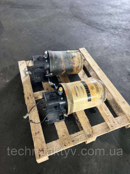 LIEBHERR R 954 B Насос центрального змащення