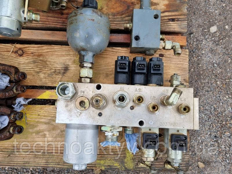 LIEBHERR R 904 C Розподільник керування (контролю)