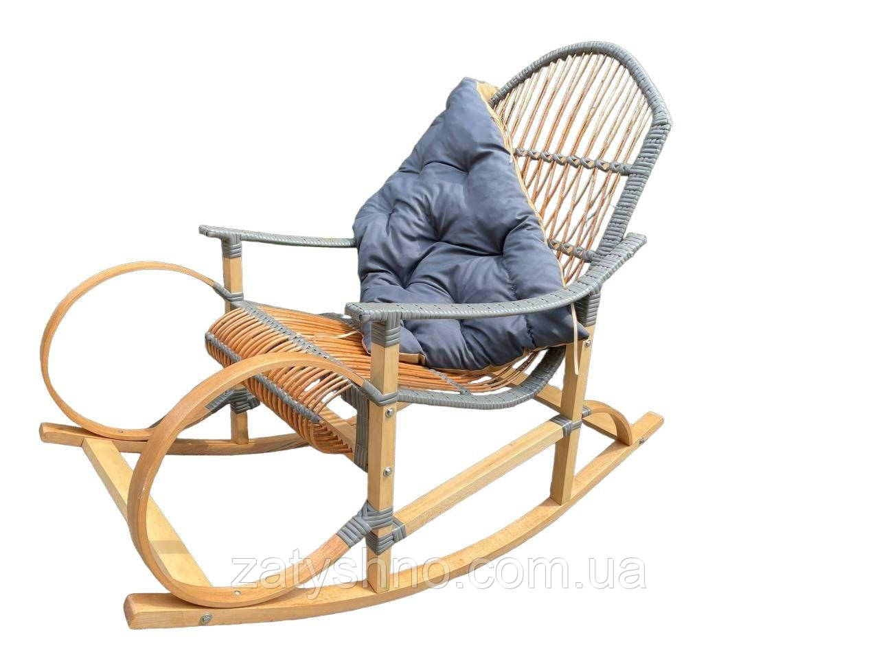 Крісло-гойдалка сіра плетена з подушкою