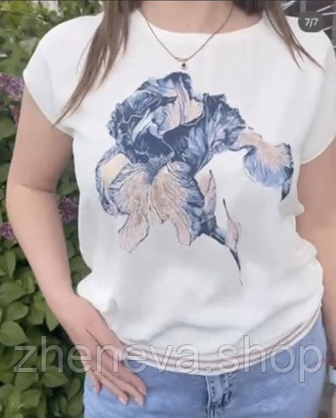 Оригінальна літня жіноча світла футболка з красивим квітковим принтом, фото 1