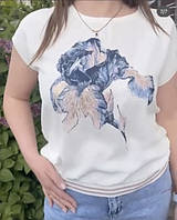 Оригінальна літня жіноча світла футболка з красивим квітковим принтом