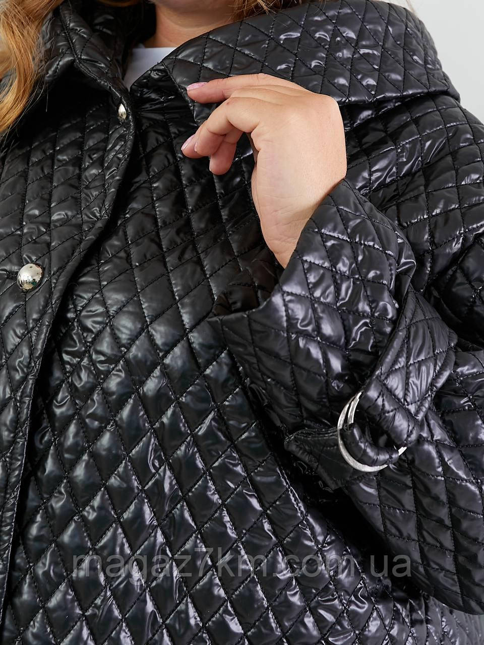 Женская демисезонная куртка с капюшоном и накладными карманами в больших размерах - фото 7 - id-p1893994817