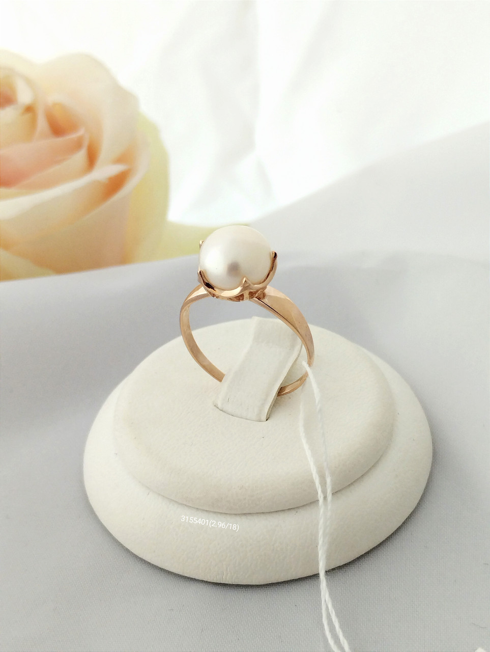 Жіноче золоте кільце з перлами.