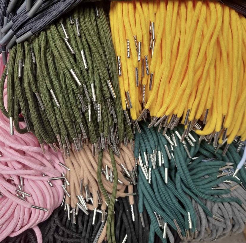 Фурнитура швейная шнурки цветные 130 см - фото 1 - id-p1894351040