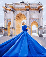 Она в синем на фоне Лувра