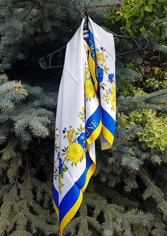 Шовкова хустка патріотична Ukraine квіти 90*90 см біла з синьо-жовтим, фото 3