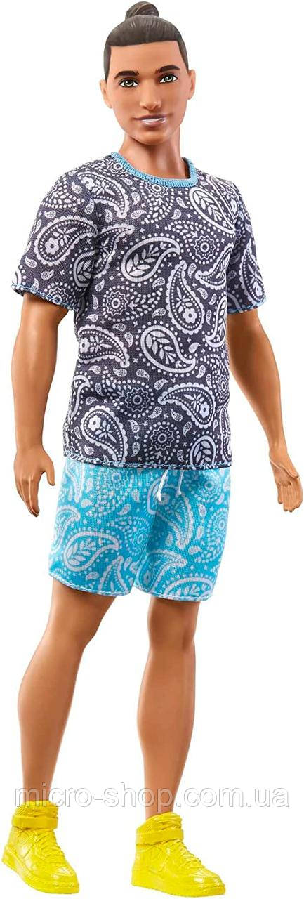 Лялька Barbie Ken Fashionistas 204 Барбі Модник Кен брюнет з пучком у футболці з візерунком пейслі, шортах та жовтих кросівках, фото 1