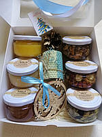 Новорічний подарунок з медом та горіхами в білій коробці