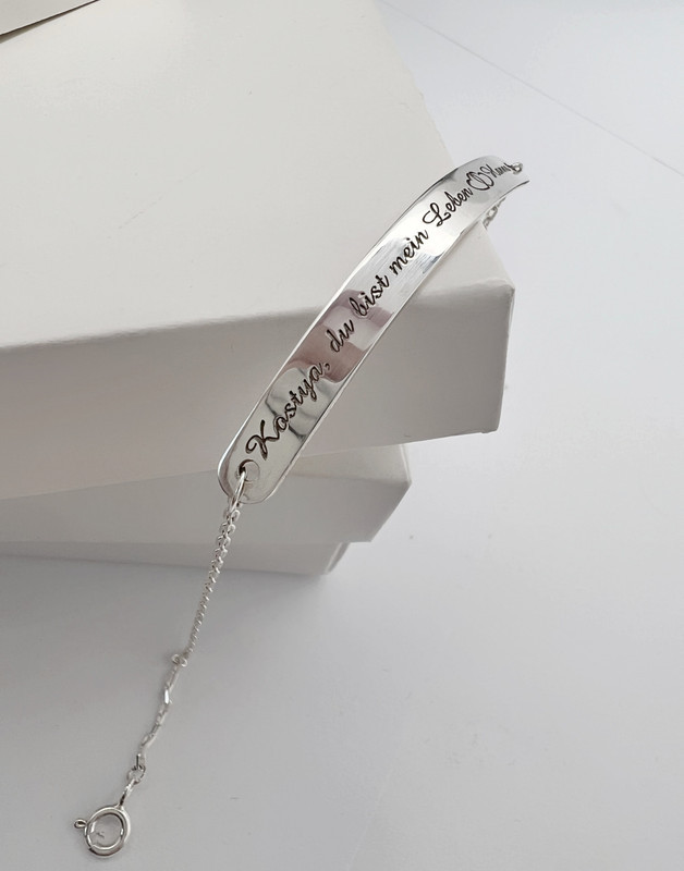 Браслет срібний жіночий з пластиною і гравіюванням "Феронія" Стильний браслетик срібло 925 проби
