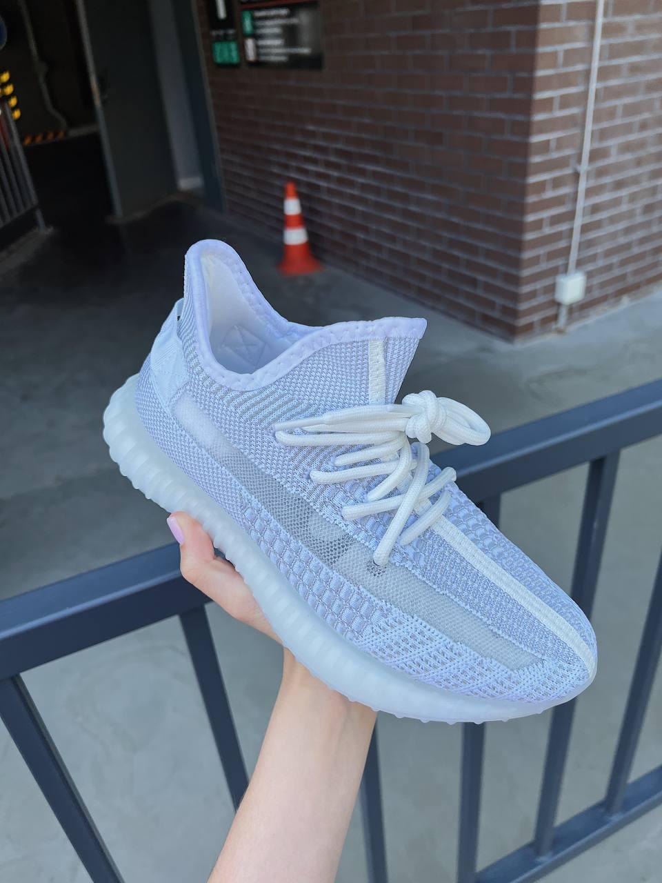 Світлі жіночі кроссівки Adidas Yeezy 350. Модні кросси для дівчат Адідас Ізі 350.