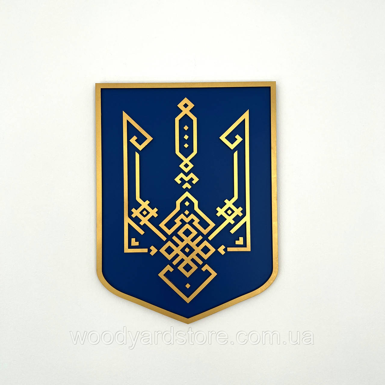 Державний Герб України, тризуб вишиванка, дерев'яний декор стін 25x18 см, золотий герб на синьому щиті