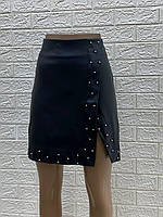 Стильная юбка из эко-кожи с бусинами 40