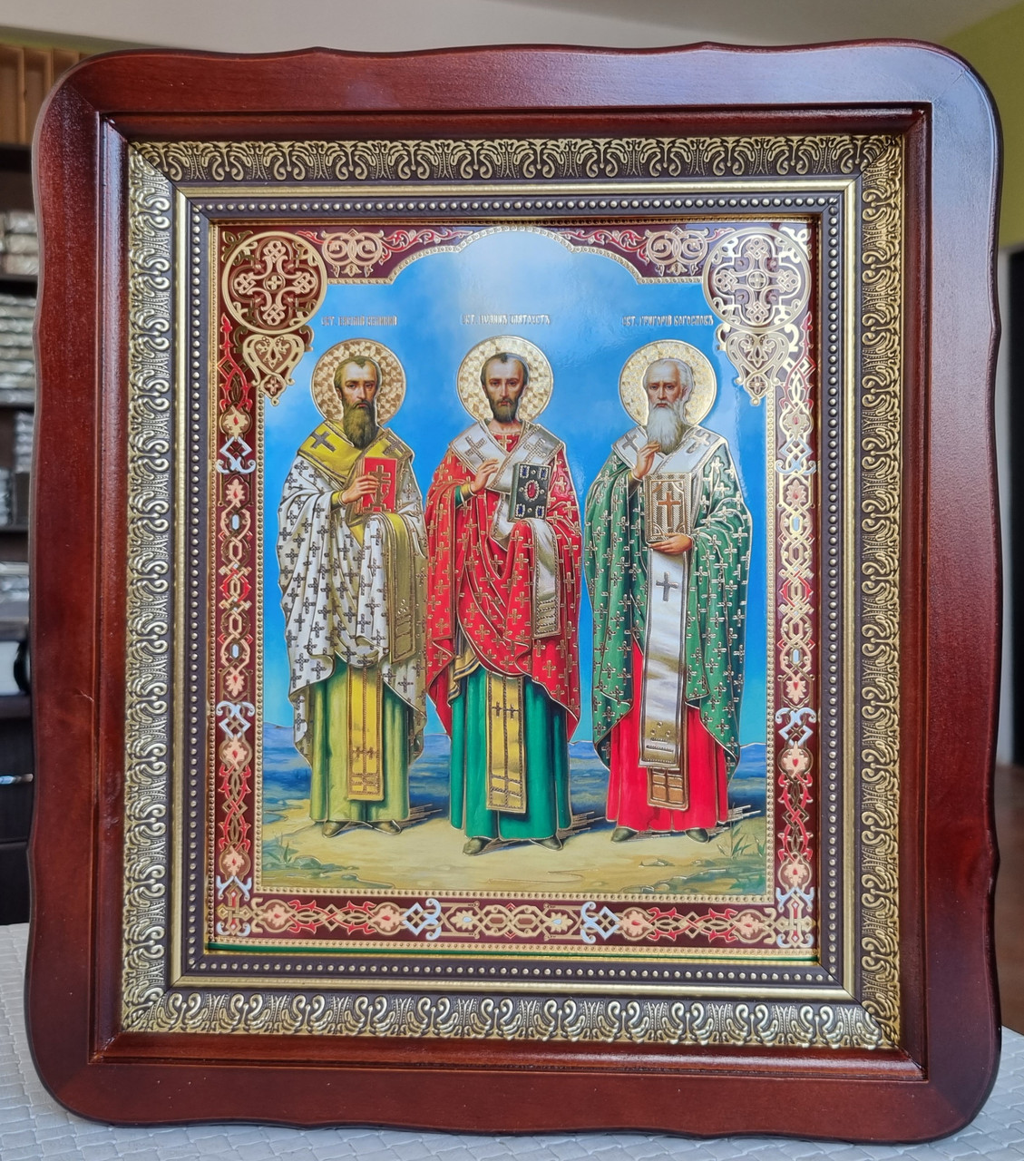 Ікона Трьох Святих:Василій, Іоанн, Григорій в білому фігурному кіоті під склом,розмір кіота 32×29,сюжет 20×24