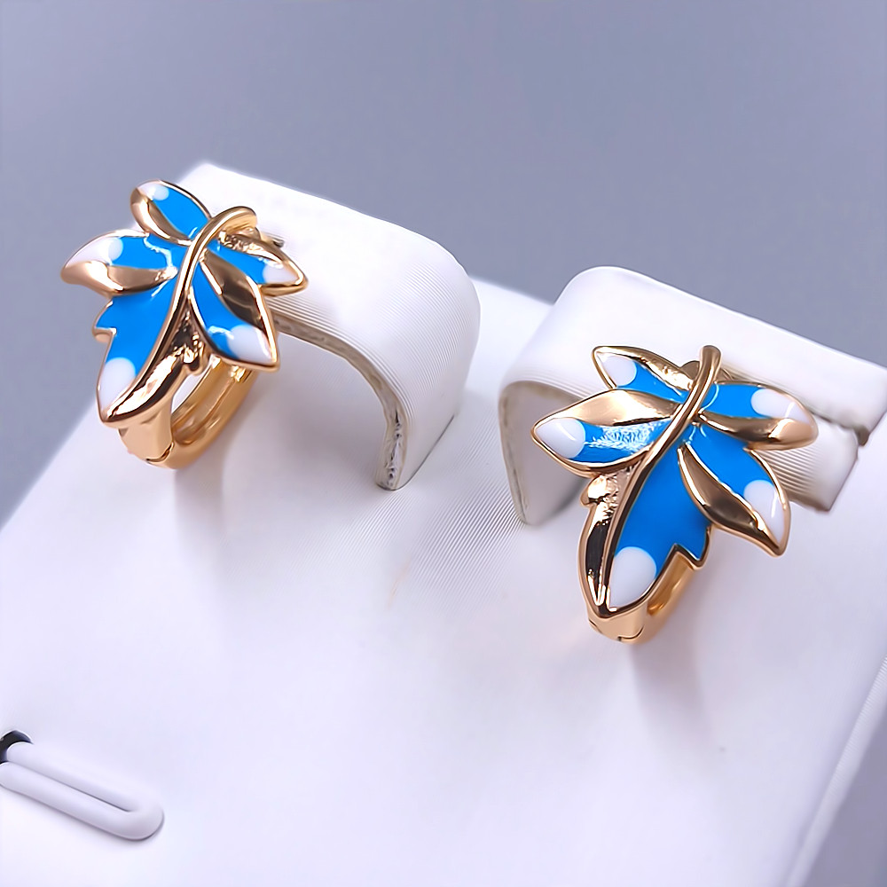 Сережки XР з блакитною та білою емаллю. Позолота 18К. Діаметр: 13 мм. Ширина: 12 мм.