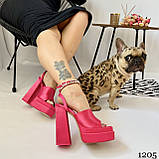 Жіночі атласні босоніжки на високих підборах і платформі з квадратним носком рожеві малинові, фото 3