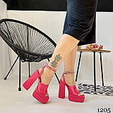 Жіночі атласні босоніжки на високих підборах і платформі з квадратним носком рожеві малинові, фото 9