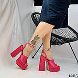 Жіночі атласні босоніжки на високих підборах і платформі з квадратним носком рожеві малинові, фото 7