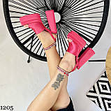 Жіночі атласні босоніжки на високих підборах і платформі з квадратним носком рожеві малинові, фото 2