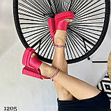 Жіночі атласні босоніжки на високих підборах і платформі з квадратним носком рожеві малинові, фото 5