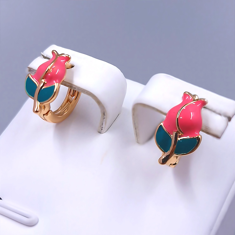 Сережки XР із кольоровою емаллю. Позолота 18К. Діаметр: 11 мм. Ширина: 7 мм.