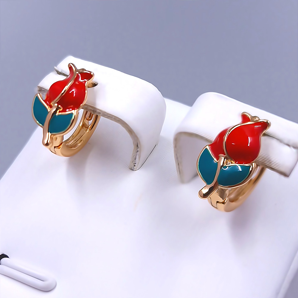 Сережки XР із кольоровою емаллю. Позолота 18К. Діаметр: 11 мм. Ширина: 7 мм.