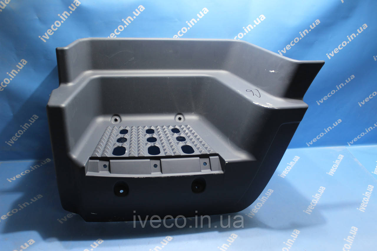 Підніжка ліва Iveco Trakker 504053092