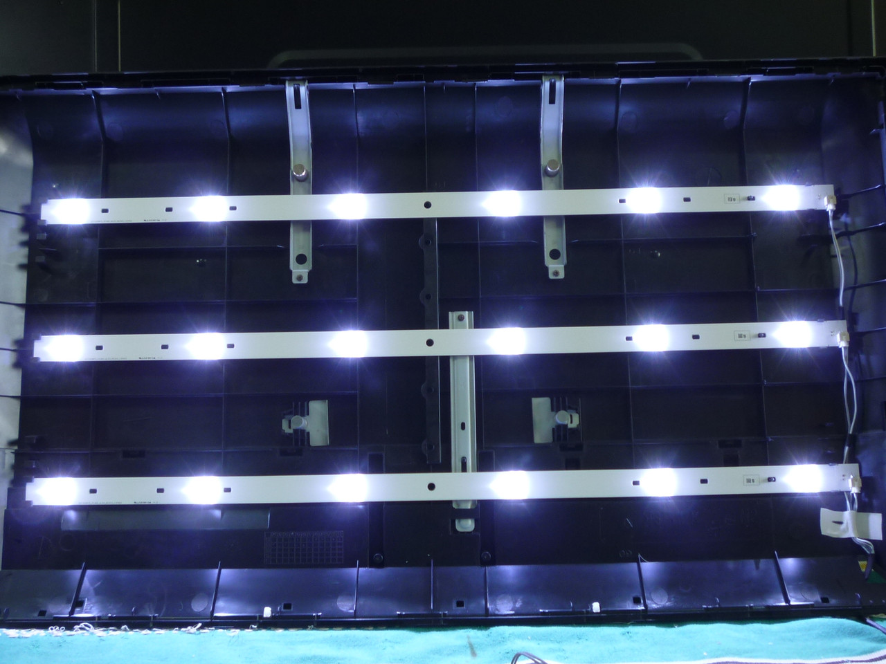 Світлодіодні LED-лінійки SVT320AF5_P1300_6LED_REV03_130402 від LED TV Toshiba 32P1300D