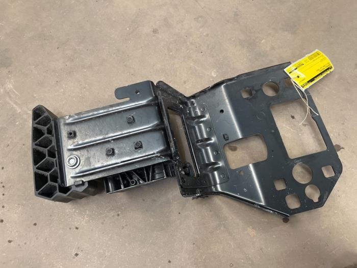 Траверса права VAG: Audi: E-tron, 4KE805852A