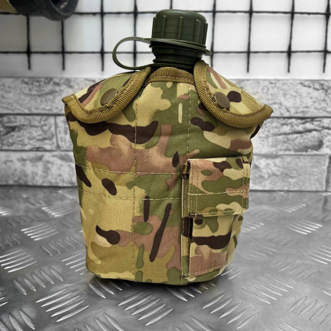 Фляга для воды армейская тактическая 1 л с подсумком мультикам пластиковая MTK - фото 1 - id-p1896414827