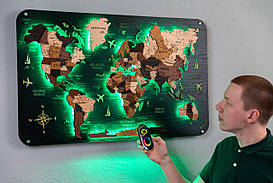 Дерев'яна карта світу багатошарова з різнокольоровою підсвіткою на щиті
