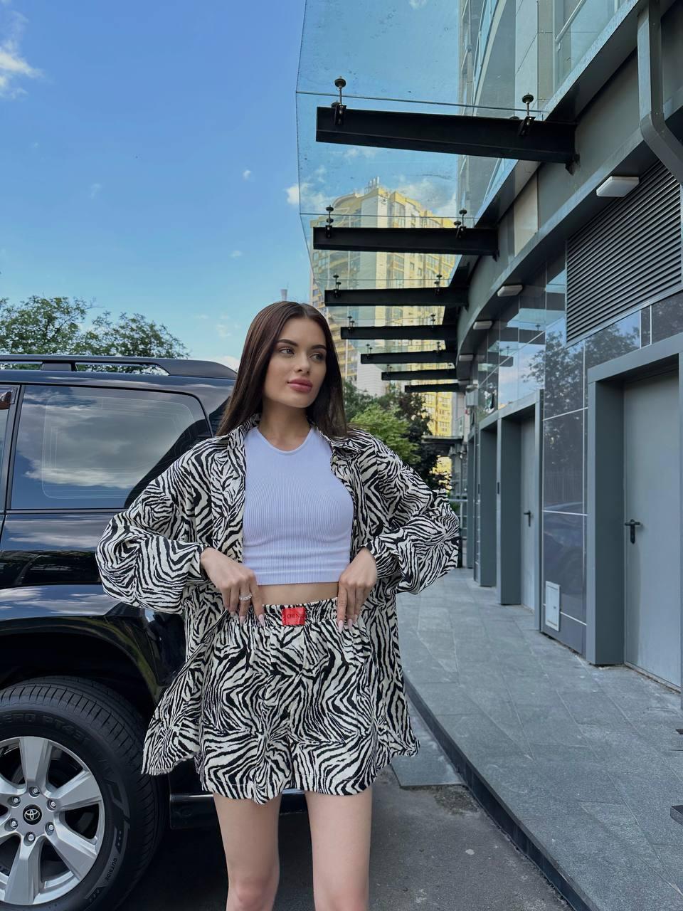 Шовковий жіночий костюм сорочка вільного крою та шорти в зебровий принт Dvk5629