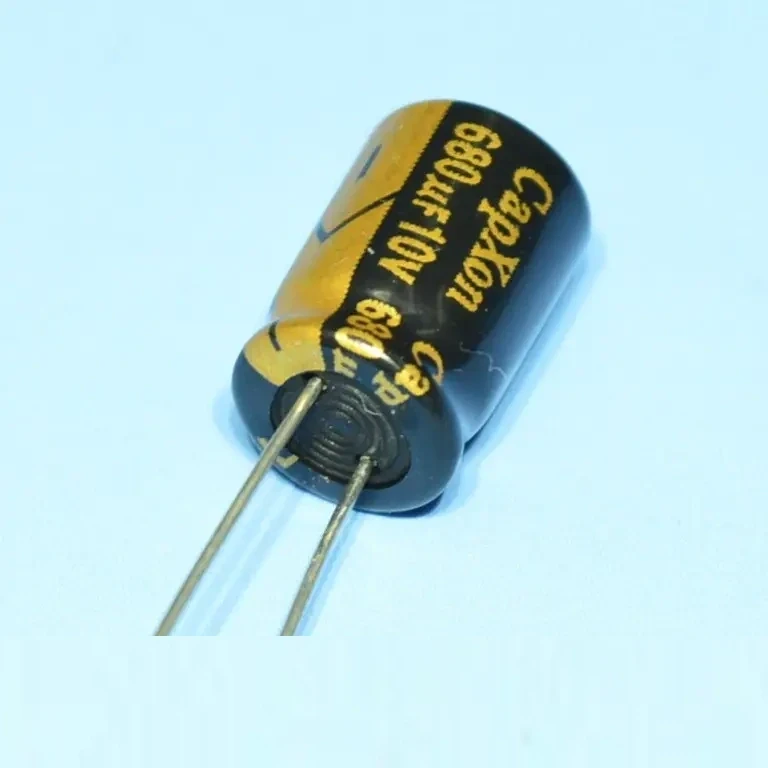 Конденсатор комп'ютерний  680мкФ х  10В(105*)