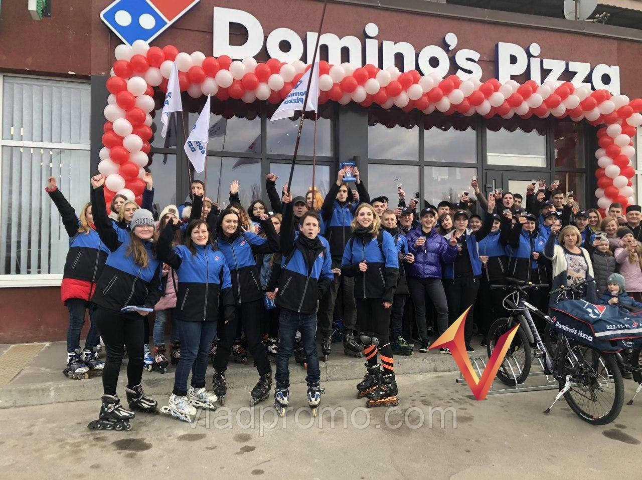 Роздача листівок у костюмах і на роликах, фото 1