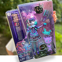 Лялька Монстер Хай Твайла Піжамна вечірка з вихованцем Monster High Creepover Party Twyla Doll HLP87