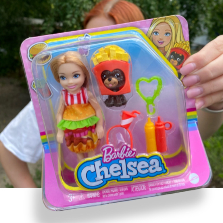 Лялька Барбі Челсі в костюмі Бургера Barbie Club Chelsea Dress-Up Doll in Burger Costume GRP69