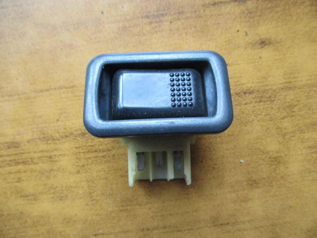 

Кнопка левого стеклоподъемника (уценка) MB716428 994581 Galant 88-92r Mitsubishi