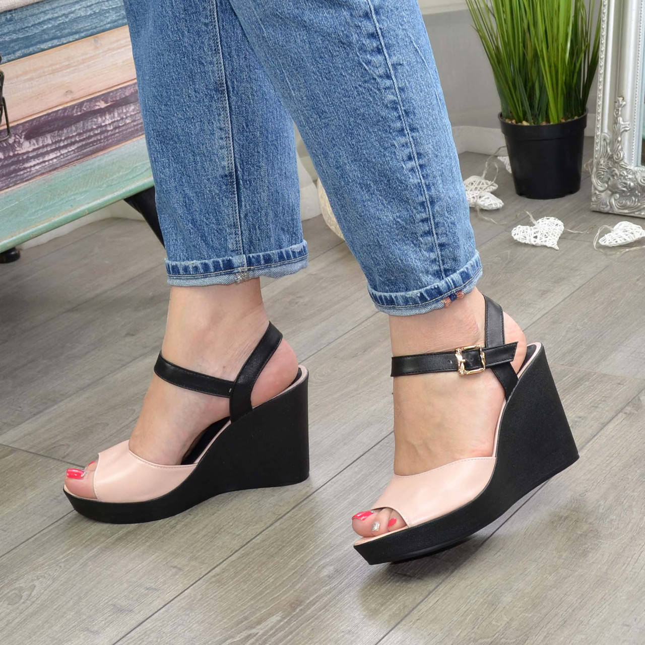 

Босоножки кожаные женские на устойчивой платформе, цвет пудра/черный