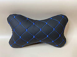 Подушка під голову в машину з перфорованої Екошкіри. Чорна з синім рядком
