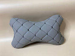 Подушка під голову в машину з перфорованої Екошкіри. Світло-сіра з сірим рядком